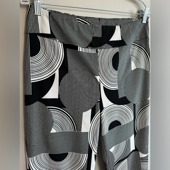 NWOT Joseph Ribkoff White Black Geometric Print
Millennium Cropped Pants Size 12 - Picture 2 of 7